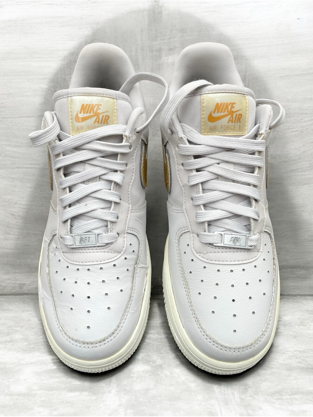Nike Air Force 1 Women’s Sneakers White Gold Size US 8 EUR 39 CM 25 Authentic - Picture 6 of 9